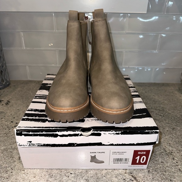 NIB DV by Dolce Vita LEIGHA Chelsea Boot Dark Taupe - Picture 7 of 13